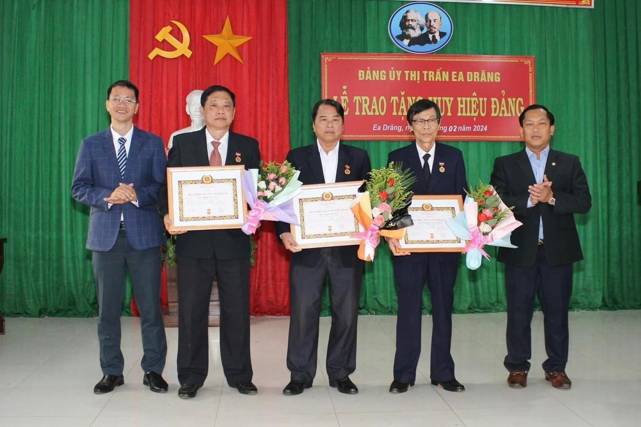   Huy hiệu Đảng – sự ghi nhận trân trọng đối với sự cống hiến của những Đảng viên lão thành
